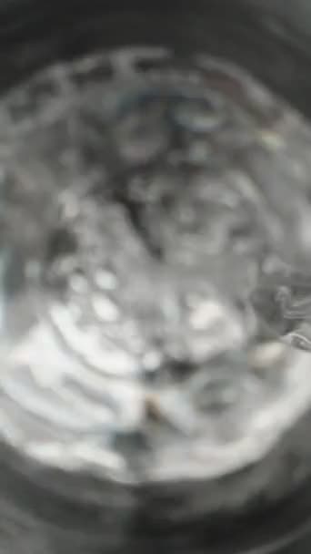Ρίχνω Καθαρό Νερό Από Ένα Γυάλινο Μπουκάλι Κάμερα Είναι Μέσα — Αρχείο Βίντεο