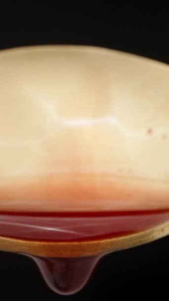 Czerwony Syrop Kapie Złotej Łyżki Dolly Suwak Ekstremalne Zbliżenie Sonda — Wideo stockowe