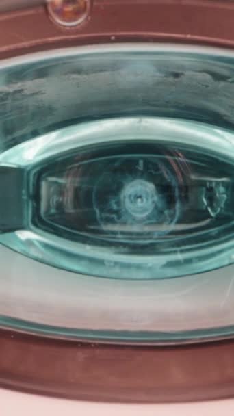 Kamera Wewnątrz Butelki Niebieskiego Płukania Dolly Suwak Ekstremalne Zbliżenie Wewnątrz — Wideo stockowe