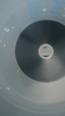 Büyük bir şırınganın içinde. Dolly sürgülü aşırı yakın çekim içeride. Laowa Sondası Dikey Video.