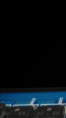 Mavi ana kart, soket. Dolly Slider aşırı yakın çekim. Laowa Sondası Dikey Video.