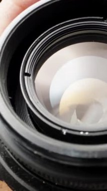 Eski lensleri kontrol ediyorum, boşluğu çeviriyorum, dikey videoyu kapatıyorum..