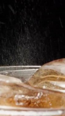 Buzlu, köpüklü ve sulu bir bardağa kola döküyorum. Dolly Slider aşırı yakın çekim. Laowa Sondası Dikey Video.