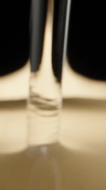 Nalałem Wody Złotą Łyżkę Kroplę Wody Dolly Suwak Ekstremalne Zbliżenie — Wideo stockowe