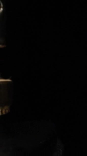 Spryskuję Perfumy Czarnej Fiolki Dolly Suwak Ekstremalne Zbliżenie Sonda Laowa — Wideo stockowe