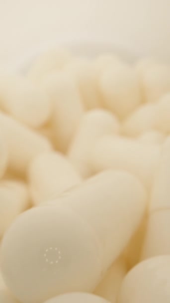Tarro Blanco Con Pastillas Cápsula Dolly Deslizante Extrema Cerca Interior — Vídeos de Stock
