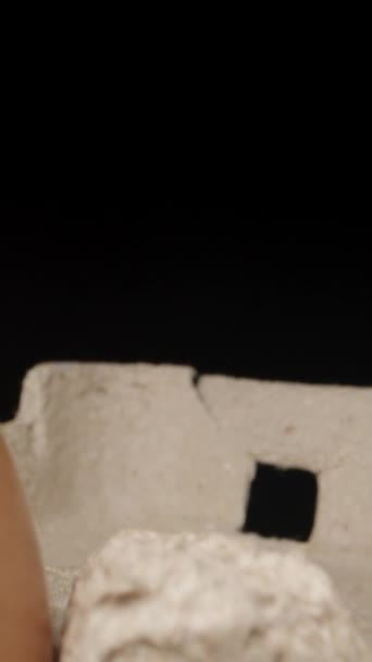 Paket Kardus Dengan Telur Latar Belakang Hitam Dolly Slider Extreme — Stok Video