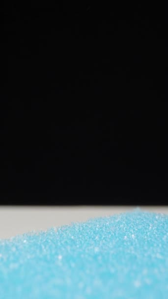 Goteo Gel Verde Sobre Una Esponja Lavavajillas Azul Dolly Deslizador — Vídeos de Stock