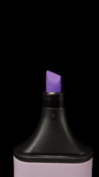 黑色背景上的紫罗兰标记放大镜多莉滑行极端特写 Laova Probe Vertical视频 — 图库视频影像