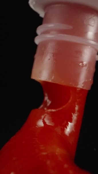 Ketchup Auf Den Schwarzen Tisch Drücken Dolly Schieberegler Extreme Nahaufnahme — Stockvideo