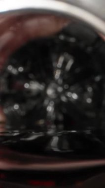 Buzlu, köpüklü ve sulu bir bardağa soda dolduruyorum. Dolly sürgülü aşırı yakın çekim içeride. Laowa Sondası Dikey Video.