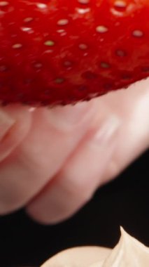 Kek kreminin üzerine bir dilim çilek koydum. Dolly Slider aşırı yakın çekim. Laowa Sondası Dikey Video.
