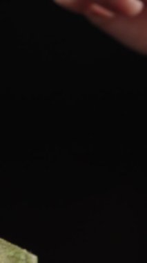 Kek kreminin üstüne bir parça çikolata koydum. Dolly Slider aşırı yakın çekim. Laowa Sondası Dikey Video.