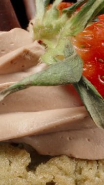 Kalp şeklinde mumlu kek ve çikolatalı çilek, dönüşümlü. Dolly Slider aşırı yakın çekim. Laowa Sondası Dikey Video.