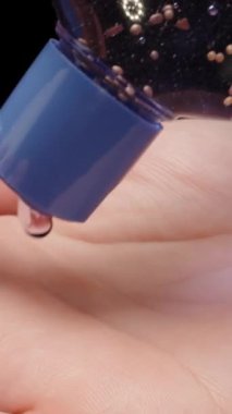 Elime antiseptik jel sürdüm. Dolly Slider aşırı yakın çekim. Laowa Sondası Dikey Video.