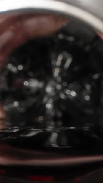 Виливаю Соду Склянку Льодом Бульбашками Бризками Доллі Повзунок Крайній Крупним — стокове відео