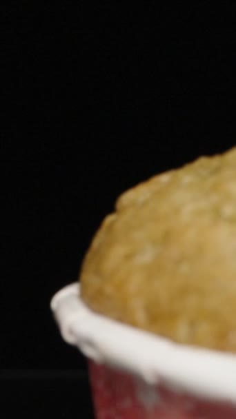 在纸杯蛋糕上挤奶油 在黑色背景上 多莉滑行极端特写 Laova Probe Vertical视频 — 图库视频影像