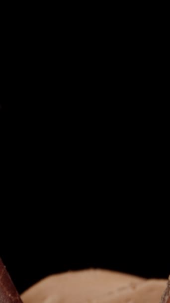 Запалюю Свічку Вигляді Серця Полуничному Кексі Доллі Повзунок Надзвичайно Крупним — стокове відео