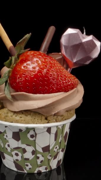 我在草莓杯蛋糕上点了一支心形的蜡烛 垂直录像 — 图库视频影像