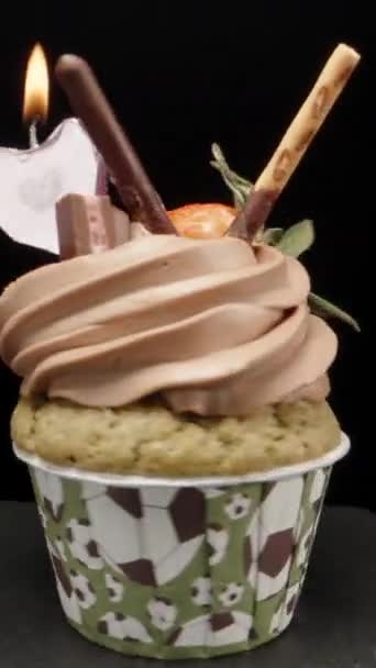 Cupcake Mit Einer Herzförmigen Kerze Und Erdbeeren Mit Schokolade Rotation — Stockvideo