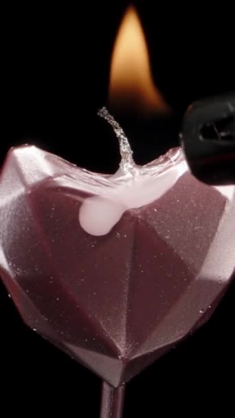 Подожгла Розовую Свечу Виде Сердца Черном Фоне Вращения Вертикальное Видео — стоковое видео