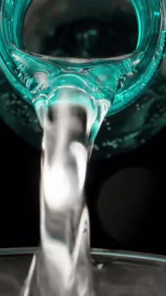 Ich Gieße Soda Ein Glas Mit Eis Türkisfarbene Flasche Rotation — Stockvideo