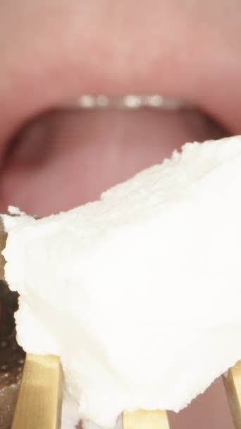 オリーブとチーズをフォークで食べる若い女性 中のドリースライダー極端なクローズアップ ラオス プローブ ビデオ — ストック動画