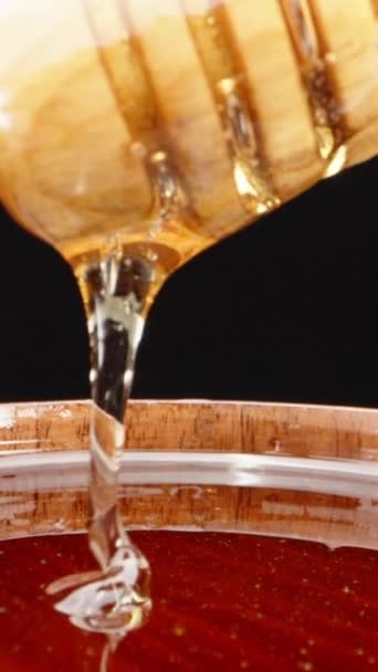 一盘木制蜂蜜 蜂蜜从木勺中排出 超级巨无霸 慢动作垂直录像 — 图库视频影像