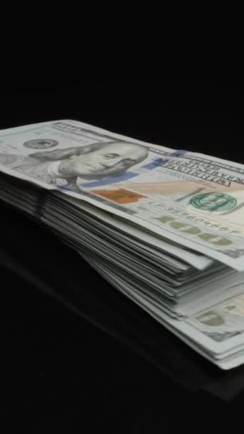Bir Yığın Yeni Yüz Dolarlık Banknot Siyah Cam Bir Masanın — Stok video