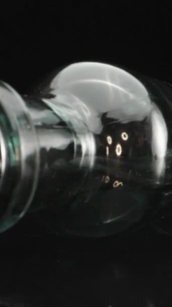 一个玻璃瓶的宏观视频 多莉在水瓶里滑行特写 Laova Probe Vertical视频 — 图库视频影像