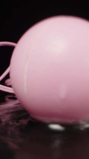 ピンクの振動するボール セックスのおもちゃ 水を飛ばす ドリー スライダー 極端なクローズアップ ラオス プローブ ビデオ — ストック動画