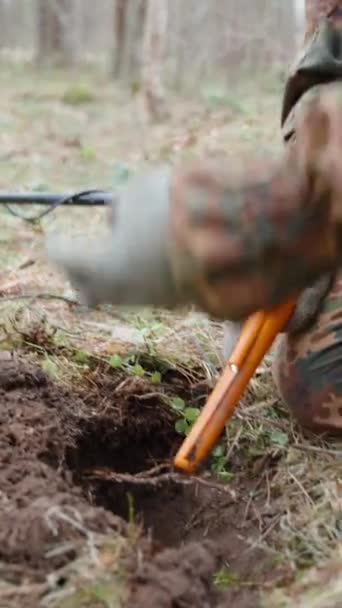 Metal Dedektörlü Kamuflajlı Bir Adam Eski Bir Mantar Buldu Hazineleri — Stok video
