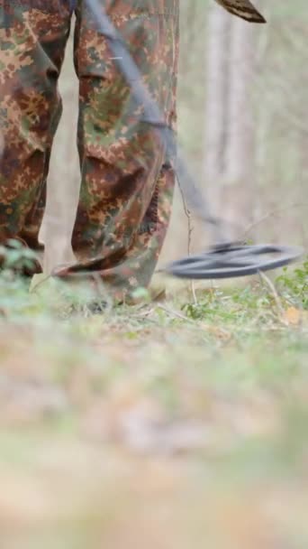 Egy Álruhás Férfi Sétál Erdőben Egy Fémdetektorral Egy Lapáttal Keress — Stock videók