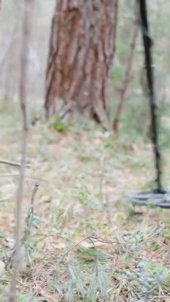 Een Man Gekleed Camouflage Kleding Loopt Door Het Bos Met — Stockvideo