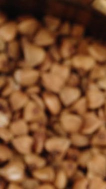 Karabuğday kavanozundan bir kaşık çıkardım. Dolly sürgülü aşırı yakın çekim içeride. Laowa Sondası Dikey Video.