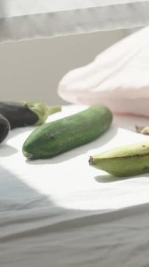 Patlıcan, salatalık ve muz arasında seçim yapıyor, muz seçiyor. Dikey, Sosyal Ortam.