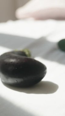 Yatağın üzerinde patlıcan, salatalık ve muz var. Islanmışlar. Dikey, Sosyal Ortam.