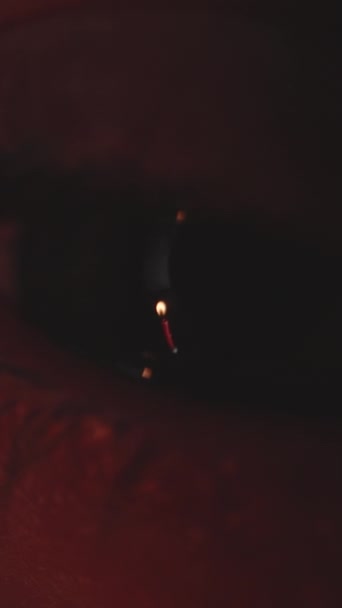 Eine Rote Kerze Brennt Den Augen Des Mädchens Ich Puste — Stockvideo