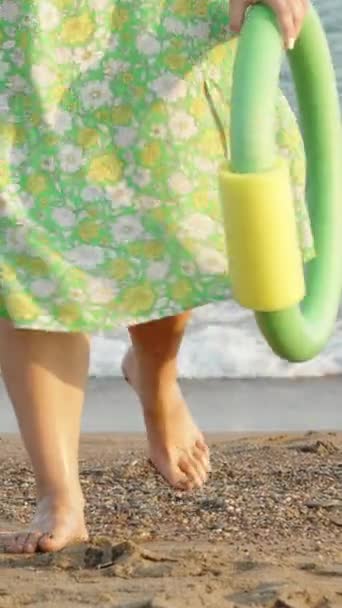 Eine Rundliche Junge Frau Grünem Kleid Mit Schaumstoffring Schlendert Strand — Stockvideo