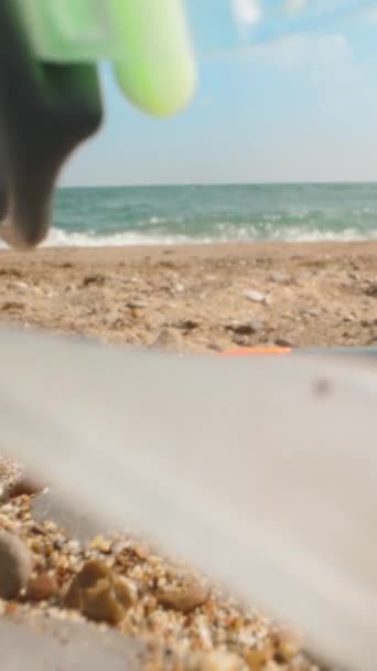Maschera Snorkeling Sulla Spiaggia Sabbiosa Fotocamera Attraversa Dolly Social Media — Video Stock