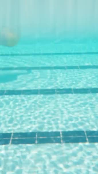 Yüzme Havuzu Altında Kamera Sarı Mayo Giymiş Tombul Bir Genç — Stok video