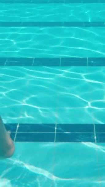 Bazén Kamera Pod Vodou Muž Tetováním Masce Plave Pod Vodou — Stock video