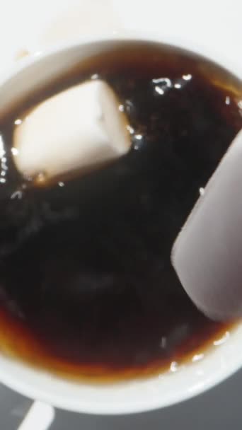 Házím Marshmallows Hrnku Kávu Bílé Pozadí Zpomalený Film Dolly Svislá — Stock video