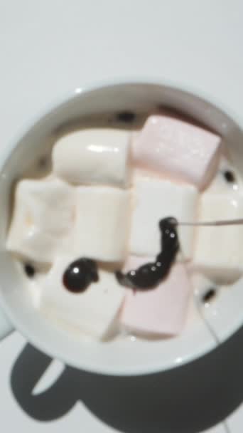 Nalévám Čokoládu Hrnku Kávou Marshmallows Vertikální Sociální Média — Stock video