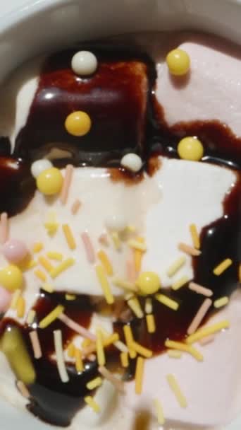 Cukrászsütemények Repül Egy Bögre Kávé Mályvacukor Csokoládé Függőleges Szociális Média — Stock videók