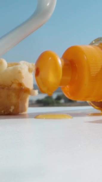 Weense Wafels Besprenkeld Met Honing Camera Camera Rijdt Door Hen — Stockvideo