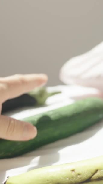 Yatağın Üzerinde Patlıcan Salatalık Muz Var Islanmışlar Dikey Sosyal Ortam — Stok video