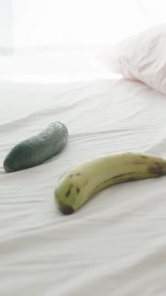 ベッドにはナス キュウリ バナナがあります 少女はナスを受け取る ソーシャルメディア — ストック動画