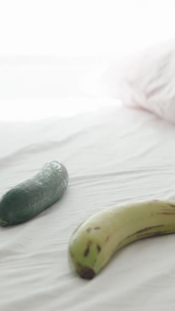 Det Ligger Aubergine Gurka Och Banan Sängen Flickan Kan Inte — Stockvideo