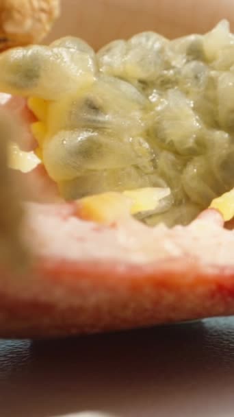 Güneşin Altında Beyaz Bir Masada Dilimlenmiş Tutku Meyvesi Dolly Dikey — Stok video